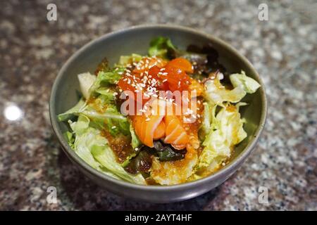 Nahaufnahme von Salmon- und Thun-Sashimi-Salat Stockfoto
