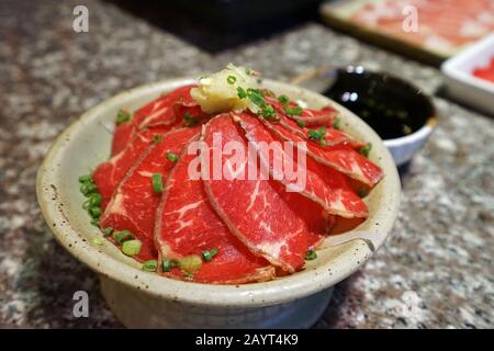 Beef Tataki (dünn geschnitten und gebraten) mit Ponzu (Zitrus- und Ingwer-Essig-Sojasoße) Stockfoto