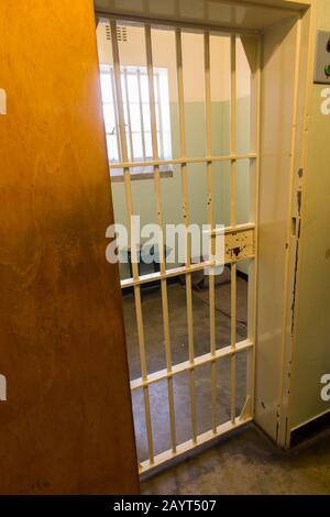 Nelson Mandelas Gefängniszelle im Sicherheitsgefängnis "Maximum Security Prison" auf Robben Island, einer Insel in der Table Bay, 6,9 km westlich der Küste von Cape, South Stockfoto