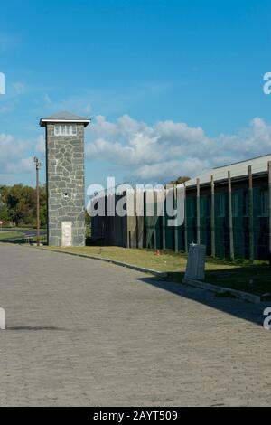 Die Gefängniseinrichtungen mit Wachturm auf Robben Island, einer Insel in der Tafelbucht, 6,9 km westlich der Küste von Kap, Südafrika, und war Stockfoto