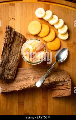 Banana Nilla Wafer Pudding Desert on Wood Cutting Board mit Spoon Food Photography Stockfoto