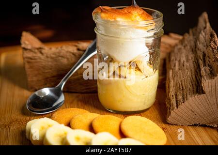 Banana Nilla Wafer Pudding Desert on Wood Cutting Board mit Spoon Food Photography Stockfoto