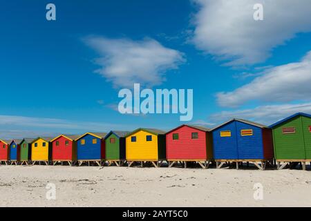 Blick auf die farbenfrohen Strandhäuser am Strand von Muizenberg in der Nähe von Kapstadt, Südafrika. Stockfoto