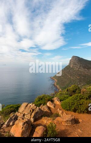 Blick auf die Küste von der Mautstraße Chapman's Peak Drive, die sich zwischen Noordhoek und Hout Bay an der Atlantikküste im Südwesten schlängelt Stockfoto