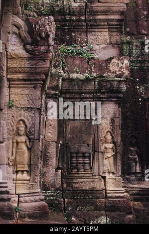 Eine bas-reliefende Schnitzerei von Göttinnen im Preah Khan Tempel in Angkor bei Siem Reap in Kambodscha. Stockfoto