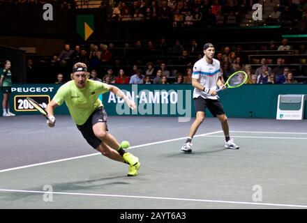 Rotterdam, Niederlande. Februar 2020. Henri Kontinen (L) aus Finnland und Jan-Lennard Struff aus Deutschland treten beim Doppel-Endspiel gegen Nicolas Mahut und Pierre-Hugues Herbert aus Frankreich beim ABN AMRO World Tennis Tournament in Rotterdam, Niederlande, 16. Februar 2020 an. Credit: Sylvia Lederer/Xinhua/Alamy Live News Stockfoto