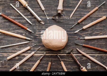 Top-Flachansicht von Töpferei-Kunstwerkzeugen, handwerkliches Arbeitskonzept Stockfoto