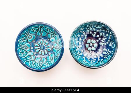 Orientalisch gemustertes Gericht isoliert auf weißem Hintergrund Stockfoto