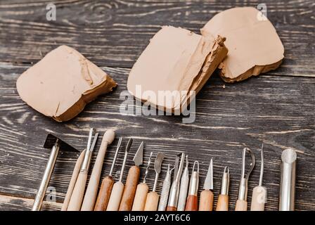 Top-Flachansicht von Töpferei-Kunstwerkzeugen, handwerkliches Arbeitskonzept Stockfoto