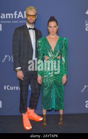 Tucker Halpern und Sophie Hawley-Weld von Sofi Tukker nehmen an der AmfAR New York Gala 2020 in New York City Teil. Stockfoto