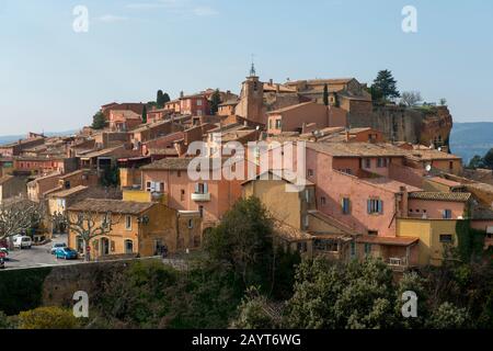 Blick auf das Dorf Roussillon in der Region Luberon, Provence-Côte d'Azur im Südosten Frankreichs. Stockfoto