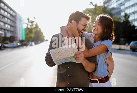 Sommerferien, Dating und Tourismuskonzept. Lächelndes Paar, das mit Karte in der Stadt spazieren ging Stockfoto