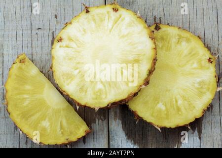 Ananas von Scheiben auf einem Holz. Stockfoto