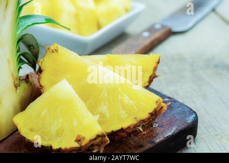 Ananas in Holzboden geschnitten. Stockfoto