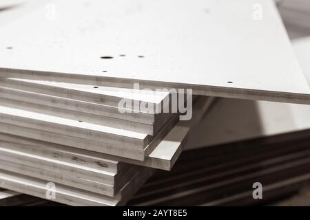 Detailstapel aus weißen Textolitenblättern. Es handelt sich um ein mehrschichtiges Verbundmaterial, das auf Stoff aus Fasern und einem Polymerbinder basiert Stockfoto