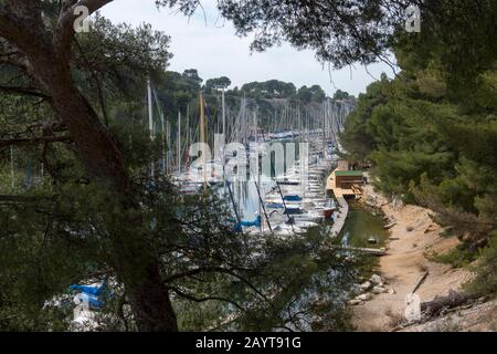 Blick auf die Calanque de Port-Miou mit einem Jachthafen in der Nähe der Stadt Cassis in der Provence, Frankreich. Stockfoto