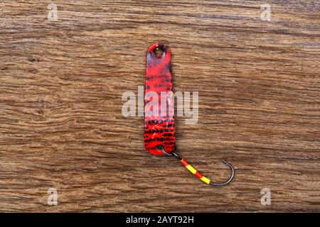 Alte rote Angellocken auf dem alten Holztisch nach Raubtieren. Stockfoto