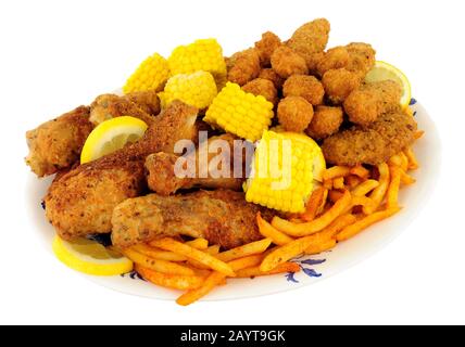 Teller mit süßlichem Mais und Pommes Frites Stockfoto