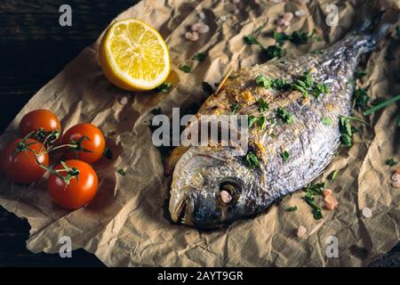 Gilthead-Seabream (Sparus aurata) im Ofen mit Zitrone, Meise und Salz gebacken. Stockfoto