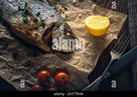 Gilthead-Seabream (Sparus aurata) im Ofen mit Zitrone, Meise und Salz gebacken. Stockfoto