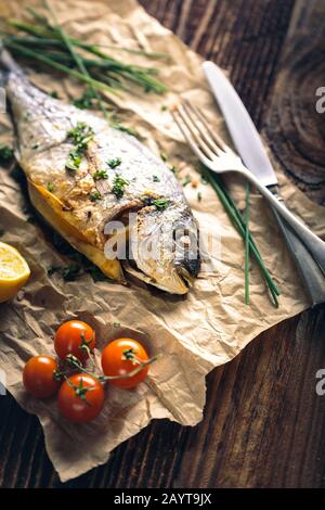 Gilthead-Seabream (Sparus aurata) im Ofen mit Zitrone, Meise und Salz gebacken. Stockfoto