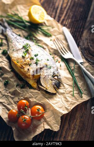 Gilthead-Seabream (Sparus aurata) im Ofen mit Zitrone, Meise und Salz gebacken. Stockfoto