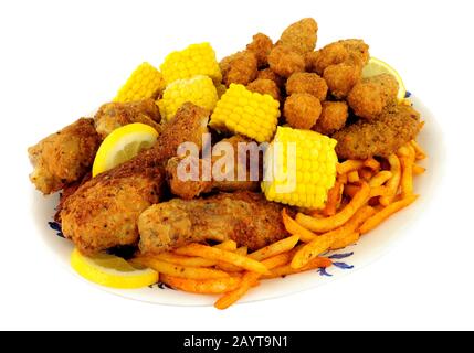 Teller mit süßlichem Mais und Pommes Frites Stockfoto