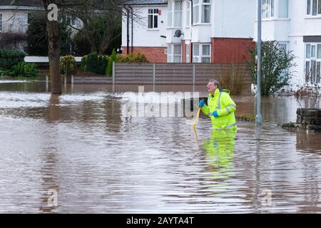 Hereford, Herefordshire, Großbritannien - Montag, 17. Februar 2020 - Große Überschwemmungen im Greyfriars-Gebiet der Stadt, nachdem der Fluss Wye seine Ufer platzte. Ein Hochwasser patrouilliert seine Straße. Foto Steven May / Alamy Live News Stockfoto