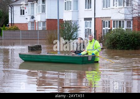 Hereford, Herefordshire, Großbritannien - Montag, 17. Februar 2020 - Große Überschwemmungen im Greyfriars-Gebiet der Stadt, nachdem der Fluss Wye seine Ufer platzte. Ein Hochwasser patrouilliert seine Straße. Foto Steven May / Alamy Live News Stockfoto