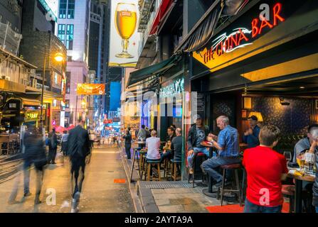 Nachtleben im berühmten Lan Kwai Fong an einem üblichen geschäftigen Samstagabend, der jetzt aufgrund der Coronavirus Infektion, Hongkong, China, praktisch leer ist. Stockfoto