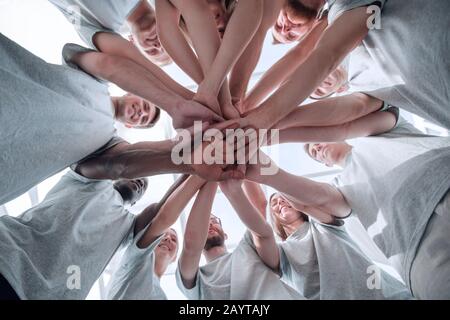 Gruppe von Gleichgesinnten ihre Handflächen schröpfen Stockfoto