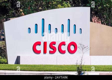 August 2019 San Jose/CA/USA - CISCO Schild vor dem Hauptsitz im Silicon Valley; Cisco Systems, Inc. Ist ein US-amerikanischer multinationaler Technolo Stockfoto