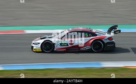 Der deutsche Rennfahrer Timo Glock hat bei einem Rennen auf der TT-Rennstrecke in Assen, Niederlande, seinen BMW M4 Turbo DTM Wagen gefahren. Stockfoto