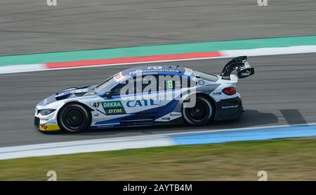 Der schwedische Rennfahrer Joel Eriksson fuhr in seinem BMW M4 Turbo DTM-Auto bei einem Rennen auf der TT-Rennstrecke in Assen, Niederlande. Stockfoto