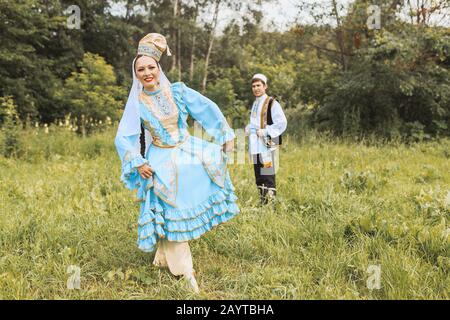 Ein Mann und eine Frau in traditionell bestickter Kleidung feiern die islamische Hochzeitsfeier Stockfoto