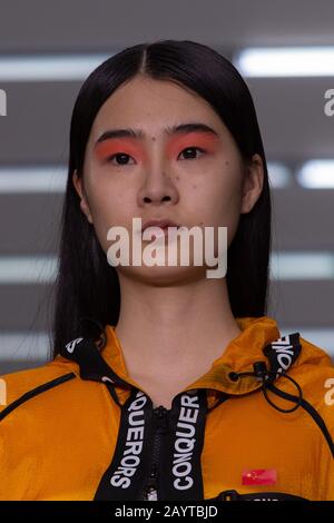 Models auf dem Laufsteg während der Bosideng Show auf der London Fashion Week Februar 2020 auf der BFC Show Space in London. Stockfoto