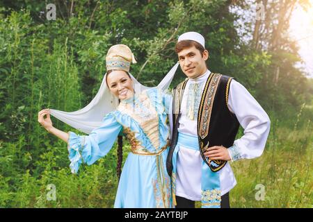 Ein Mann und eine Frau in traditionell bestickter Kleidung feiern die islamische Hochzeitsfeier Stockfoto