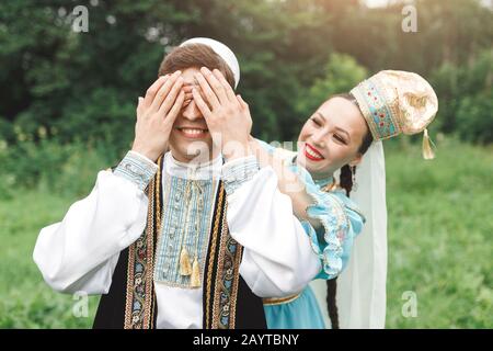 Ein Mann und eine Frau in traditionell bestickter Kleidung feiern die islamische Hochzeitsfeier Stockfoto