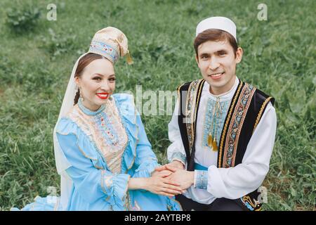 Ein Mann und eine Frau in traditionell bestickter Kleidung feiern die islamische Hochzeitsfeier Stockfoto