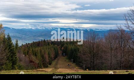 Blick vom Hügel Maly Javorovy im späten Herbst Moravskoslezske Beskydy in der Nähe der Stadt Trinec in Tschechien Stockfoto