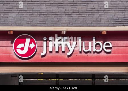 Jan 9, 2020 Mountain View / CA / USA - Jiffy Lube Schild an einem ihrer Standorte in South San Francisco Bay Area; Jiffy Lube ist eine amerikanische Marke von A. Stockfoto