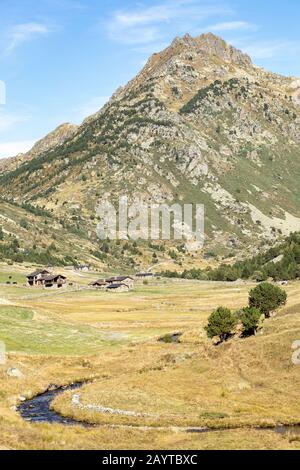 Berghänge und alpine Wiesen rund um den Tristaina See im Ordino Tal von Andorra, die raue Pyrenäenlandschaft im hellen Sommer bieten. Stockfoto