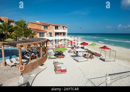 Blick auf den Strand im Sunset Fisherers Spa & Resort in Playa del Carmen an der Ostküste der Halbinsel Yucatán am karibischen Meer in der Statistik Stockfoto