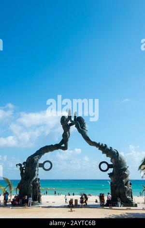 Das Denkmal für die Menschheit, eine Bronzestatue mit dem Titel Portal Maya (Maya-Tor), an der plaza in Playa del Carmen an der Riviera Maya bei Cancun im Stockfoto