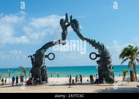 Das Denkmal für die Menschheit, eine Bronzestatue mit dem Titel Portal Maya (Maya-Tor), an der plaza in Playa del Carmen an der Riviera Maya bei Cancun im Stockfoto