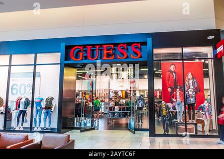 31. Januar 2020 Milpitas/CA/USA - Guess Store in einem South San Francisco Bay Area Mall; Guess (stylish as GUESS or Guess?) ist eine amerikanische Bekleidungsmarke Stockfoto