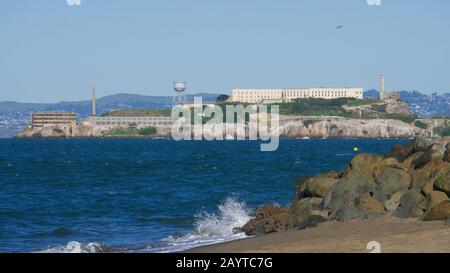 West Side von Alcatraz Island und Gefängnis, Blick vom Crissy Field East Beach im Marina District. National Historic Landmark der USA in der San Francisco Bay. Stockfoto