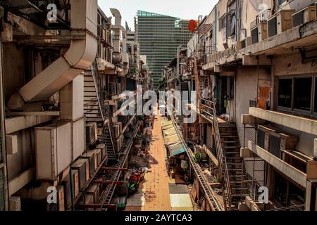 Überfüllte Gasse in den Slums von Bangkok City, die Armut und Lebenswirklichkeit in der Stadt Thailand zeigen Stockfoto