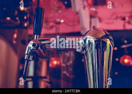 Ein Fass mit einer Bierzapfmaschine, die in rosarotem Goldton gedreht wurde, schafft einen inspirierenden Look und ein inspiriertes Design aus den 1920er Jahren Stockfoto