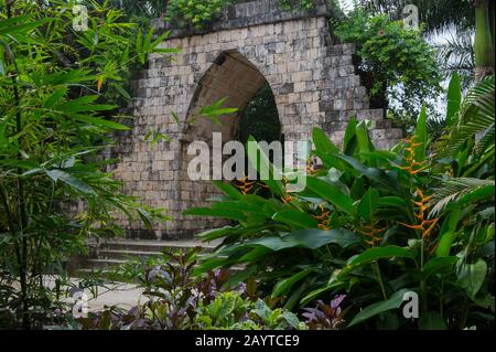 Archäologische vor-kolumbianische Maya-Nachbildung eines Torbogen aus Labna im Cozumel Chankanaab National Park auf Cozumel Island bei Cancun im Bundesstaat Stockfoto